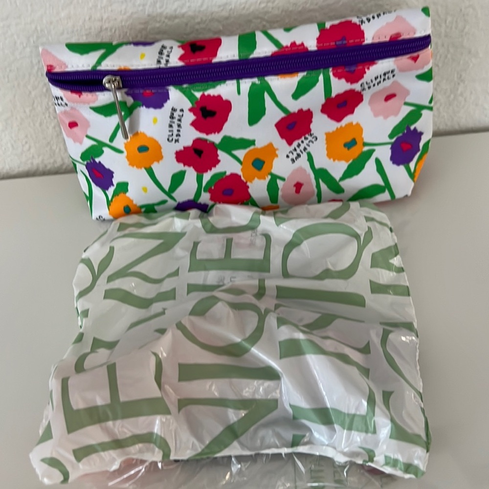 CLINQUE Make up bag with some make up Together - Picture 2 of 12